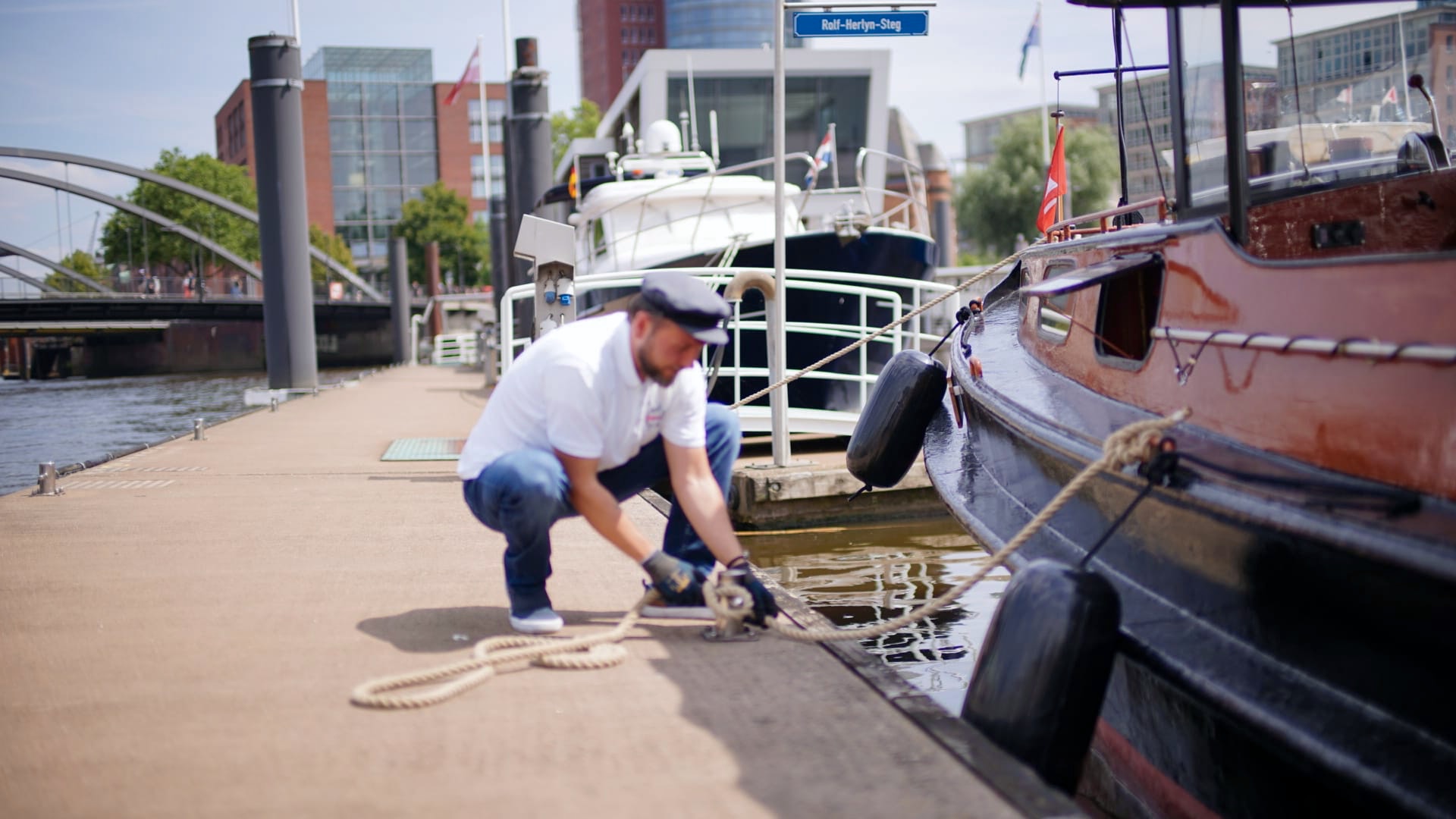 Fahrt durch den Hafen mit dem Sportboot